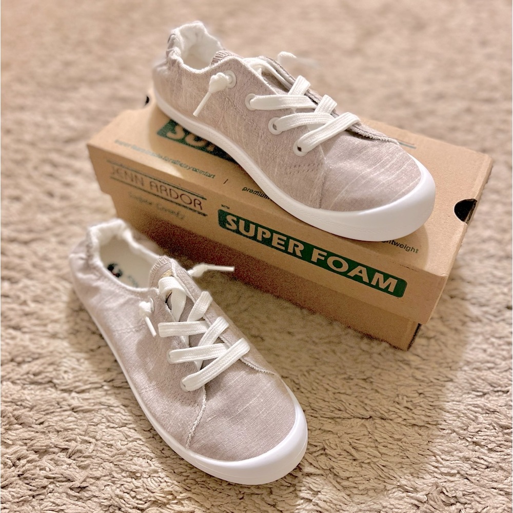 Women’s low top canvas slip on shoe